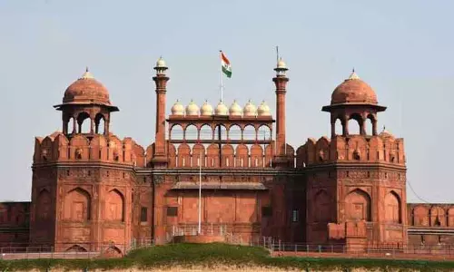 लाल किले से धार्मिक अनुष्ठान के दौरान सोने-हीरे जड़ित झारियां चोरी लाल किले से धार्मिक अनुष्ठान के दौरान सोने-हीरे जड़ित झारियां चोरी