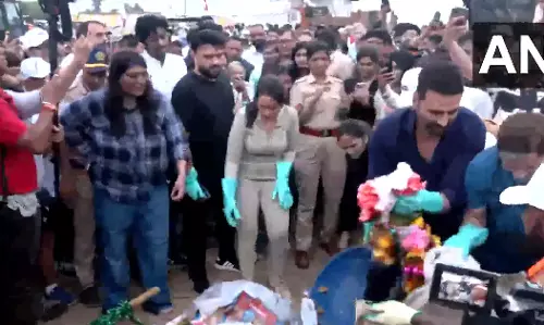गणेश विसर्जन के बाद जुहू बीच पर चलाया गया सफाई अभियान