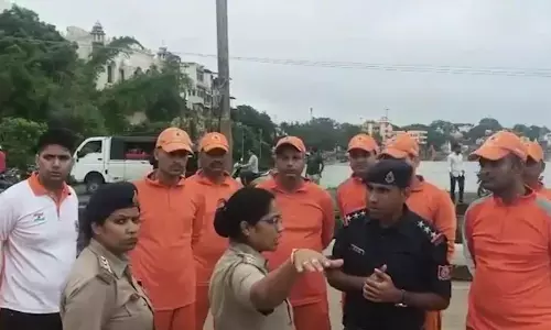 कार नदी में जा गिरी, थाना प्रभारी की मौत
