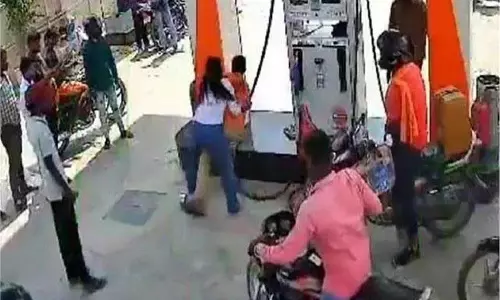 Gorakhpur:नो हेलमेट-नो पेट्रोल, मना करने पर भड़की लड़की, सेल्स गर्ल को जमकर पीटा Gorakhpur:नो हेलमेट-नो पेट्रोल, मना करने पर भड़की लड़की, सेल्स गर्ल को जमकर पीटा