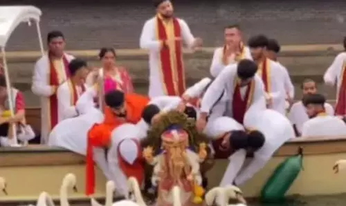ब्रिटेन में भी आज किया जा रहा गणपति विसर्जन ब्रिटेन में भी आज किया जा रहा गणपति विसर्जन