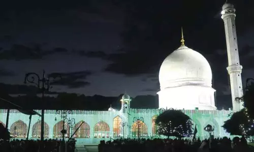 ईद-ए-मिलाद के लिए हजरतबल में हजारों लोग उमड़े