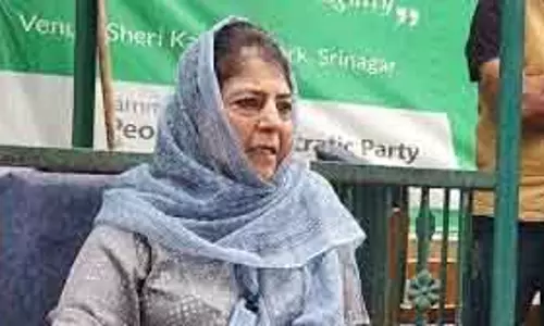 Srinagar, धार्मिक स्थलों पर वक्फ बोर्ड का राजनीतिक प्रतीकवाद दुर्भाग्यपूर्ण: महबूबा मुफ्ती Srinagar, धार्मिक स्थलों पर वक्फ बोर्ड का राजनीतिक प्रतीकवाद दुर्भाग्यपूर्ण: महबूबा मुफ्ती