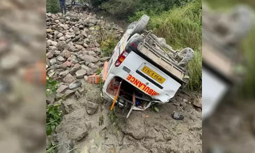 Himachal के गगरेट में एम्बुलेंस खाई में गिरी, तीन की मौत