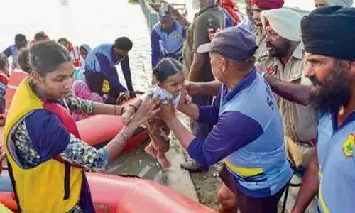 Punjab: अधिकारियों ने कहा कि गणमान्य व्यक्तियों के दौरे से राहत कार्य में बाधा आ रही Punjab: अधिकारियों ने कहा कि गणमान्य व्यक्तियों के दौरे से राहत कार्य में बाधा आ रही