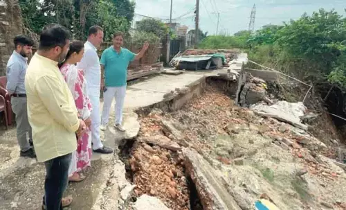 सुनील शर्मा ने Jammu में बाढ़ प्रभावित परिवारों को हर संभव मदद का आश्वासन दिया सुनील शर्मा ने Jammu में बाढ़ प्रभावित परिवारों को हर संभव मदद का आश्वासन दिया