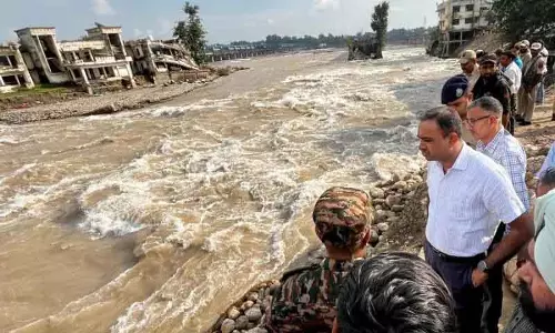 मंडलायुक्त जम्मू ने लखनपुर में रावी नदी तटबंध पर सुरक्षा कार्यों का निरीक्षण किया मंडलायुक्त जम्मू ने लखनपुर में रावी नदी तटबंध पर सुरक्षा कार्यों का निरीक्षण किया