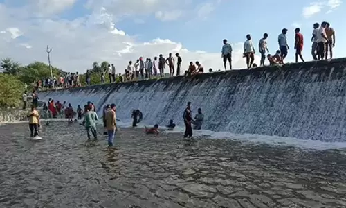 पिकनिक स्पॉट बना रायपुर बांध, ओवरफ्लो देखने उमड़ी भीड़
