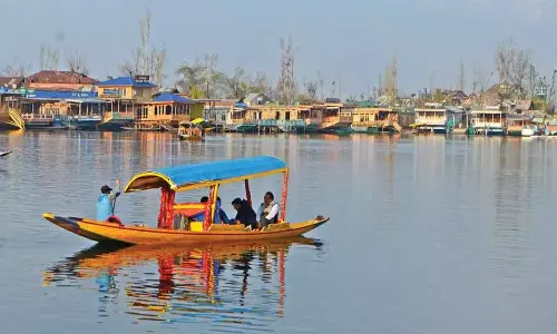 Srinagar: डल झील निवासियों से सावधानी बरतने को कहा गया