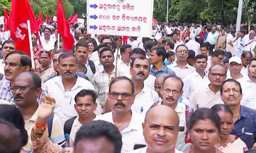 शिक्षकों का विरोध प्रदर्शन, Odisha सरकार ने बातचीत की, मांगों की जांच के लिए समिति गठित की शिक्षकों का विरोध प्रदर्शन, Odisha सरकार ने बातचीत की, मांगों की जांच के लिए समिति गठित की