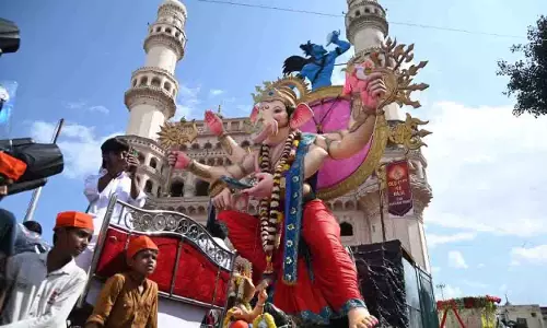 गणेश विसर्जन जुलूस में देरी, भारी सुरक्षा के बीच दोपहर 2 बजे Charminar पार किया गया गणेश विसर्जन जुलूस में देरी, भारी सुरक्षा के बीच दोपहर 2 बजे Charminar पार किया गया