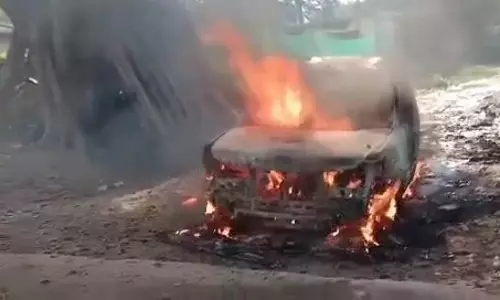 Ranchi में जमीन विवाद को लेकर झड़प, वाहन में लगायी आग Ranchi में जमीन विवाद को लेकर झड़प, वाहन में लगायी आग