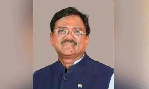 कांग्रेस मंत्री Vivek ने चेन्नूर में चुनिंदा पार्टी कार्यकर्ताओं को नकद उपहार देने पर आलोचना झेली कांग्रेस मंत्री Vivek ने चेन्नूर में चुनिंदा पार्टी कार्यकर्ताओं को नकद उपहार देने पर आलोचना झेली
