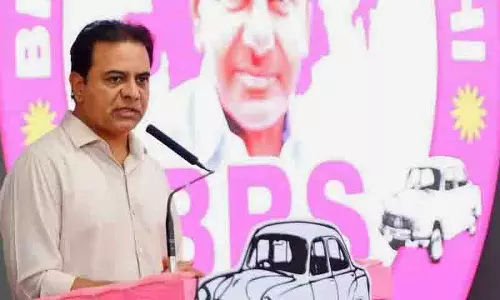 KTR ने मुलुगु सफाई कर्मचारी की आत्महत्या के लिए रेवंत रेड्डी, सीताक्का की आलोचना की