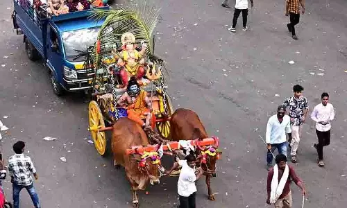 Hyderabad: गणेश प्रतिमा विसर्जन आज भी जारी, सुबह 7 बजे तक 2.61 लाख प्रतिमाएं विसर्जित Hyderabad: गणेश प्रतिमा विसर्जन आज भी जारी, सुबह 7 बजे तक 2.61 लाख प्रतिमाएं विसर्जित