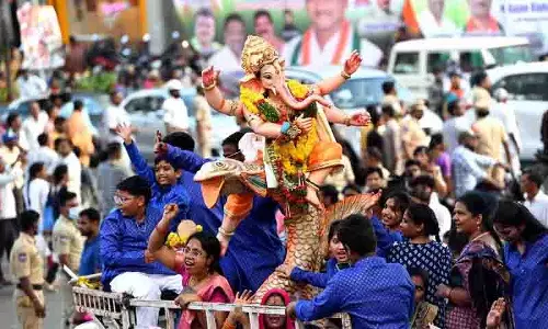 हैदराबाद में गणेश प्रतिमा विसर्जन शांतिपूर्ण ढंग से संपन्न, 26,000 प्रतिमाएं विसर्जित: CV Anand हैदराबाद में गणेश प्रतिमा विसर्जन शांतिपूर्ण ढंग से संपन्न, 26,000 प्रतिमाएं विसर्जित: CV Anand