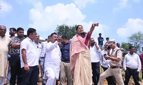मंत्री लक्ष्मी राजवाड़े ने गोबरी नाला पर अस्थायी रपटा निर्माण कार्य का किया निरीक्षण मंत्री लक्ष्मी राजवाड़े ने गोबरी नाला पर अस्थायी रपटा निर्माण कार्य का किया निरीक्षण