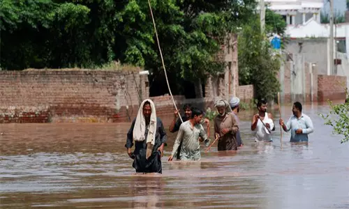 Pakistan: बाढ़ प्रभावित लोगों को ले जा रही नाव पलटने से 5 की मौत