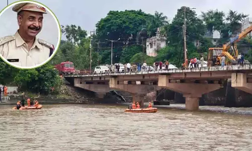 उज्जैन में बड़ा हादसा, शिप्रा नदी में गिरी कार TI का शव मिला, दो लापता उज्जैन में बड़ा हादसा, शिप्रा नदी में गिरी कार TI का शव मिला, दो लापता