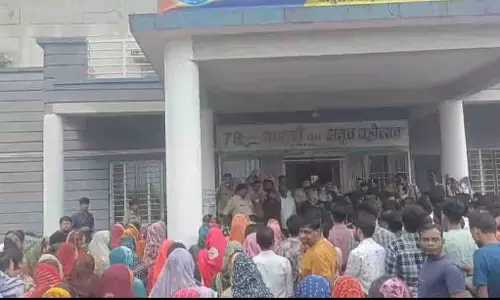 MP: बच्ची से बलात्कार के आरोप में शिक्षक गिरफ्तार, धार में विरोध प्रदर्शन MP: बच्ची से बलात्कार के आरोप में शिक्षक गिरफ्तार, धार में विरोध प्रदर्शन