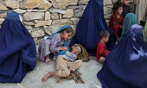 Afghan महिलाओं ने तालिबान के पुरुषों से त्वचा का संपर्क न करने के नियम पर दुख जताया