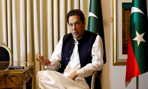 Pakistan: इमरान खान के निर्देश के बावजूद 25 सांसदों ने इस्तीफा नहीं दिया