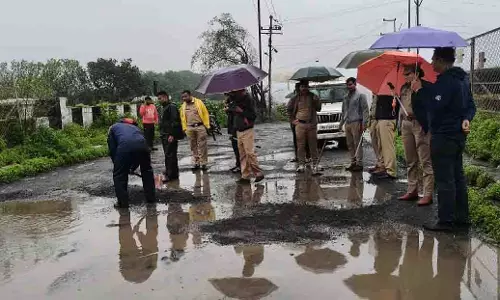 Nashik: नगर निकायों ने किया किनारा, इगतपुरी पुलिस ने खुद भरे गड्ढे Nashik: नगर निकायों ने किया किनारा, इगतपुरी पुलिस ने खुद भरे गड्ढे