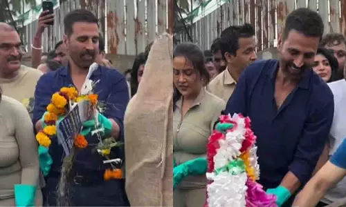 गणपति विसर्जन के बाद Akshay Kumar ने मुंबई के जुहू बीच की सफाई की गणपति विसर्जन के बाद Akshay Kumar ने मुंबई के जुहू बीच की सफाई की
