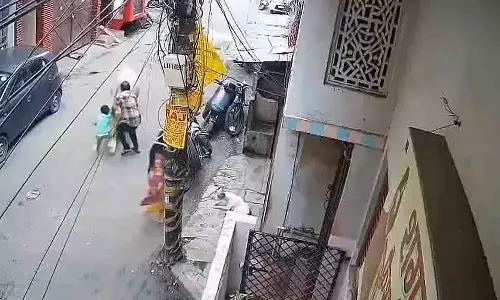 Lucknow: पोते के साथ जा रहे बुजुर्ग पर आवारा सांडों का हमला Lucknow: पोते के साथ जा रहे बुजुर्ग पर आवारा सांडों का हमला