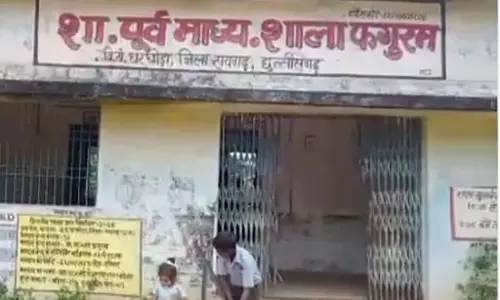 कीड़े लगे भोजन खा रहे थे स्कूली बच्चे, निरीक्षण पर पहुंचे बीईओ के उड़े होश कीड़े लगे भोजन खा रहे थे स्कूली बच्चे, निरीक्षण पर पहुंचे बीईओ के उड़े होश
