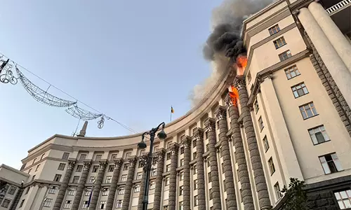 रूसी हमले में 3 लोगों की मौत, यूक्रेन के कैबिनेट भवन में आग लगी: Zelensky