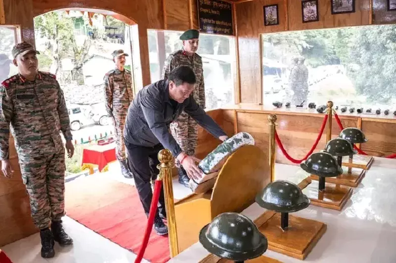 Arunachal: सीएम खांडू ने हेलमेट टॉप मेमोरियल में नायकों को श्रद्धांजलि दी Arunachal: सीएम खांडू ने हेलमेट टॉप मेमोरियल में नायकों को श्रद्धांजलि दी