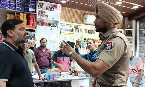 छापेमारी के दौरान मंत्री के OSD और व्यापारी से बहस करने पर पुलिसकर्मी पर कार्रवाई