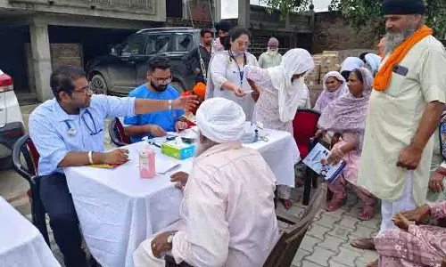 DMCH टीम बाढ़ प्रभावित क्षेत्रों में जरूरतमंदों को चिकित्सा सेवा प्रदान कर रही
