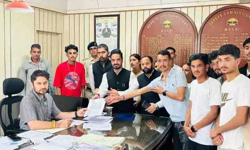 Mandi के युवाओं ने आवश्यक सेवाओं की बहाली की मांग की
