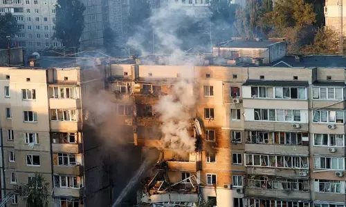 रूसी हमले के बाद Kyiv की सरकारी इमारत से धुआँ उठता हुआ रूसी हमले के बाद Kyiv की सरकारी इमारत से धुआँ उठता हुआ