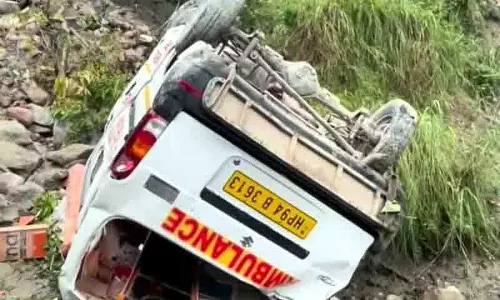 Himachal: एम्बुलेंस खाई में गिरी, तीन लोगों की मौत Himachal: एम्बुलेंस खाई में गिरी, तीन लोगों की मौत