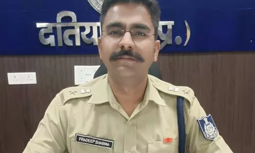 Ujjain में शिप्रा नदी में कार गिरने से 3 पुलिस अधिकारियों की मौत Ujjain में शिप्रा नदी में कार गिरने से 3 पुलिस अधिकारियों की मौत