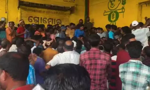 Odisha: देवगढ़ में उर्वरक की कमी से सड़क जाम