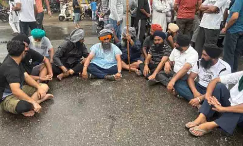 गाद हटाने की मांग को लेकर किसानों ने Ropar-Chandigarh राजमार्ग जाम किया