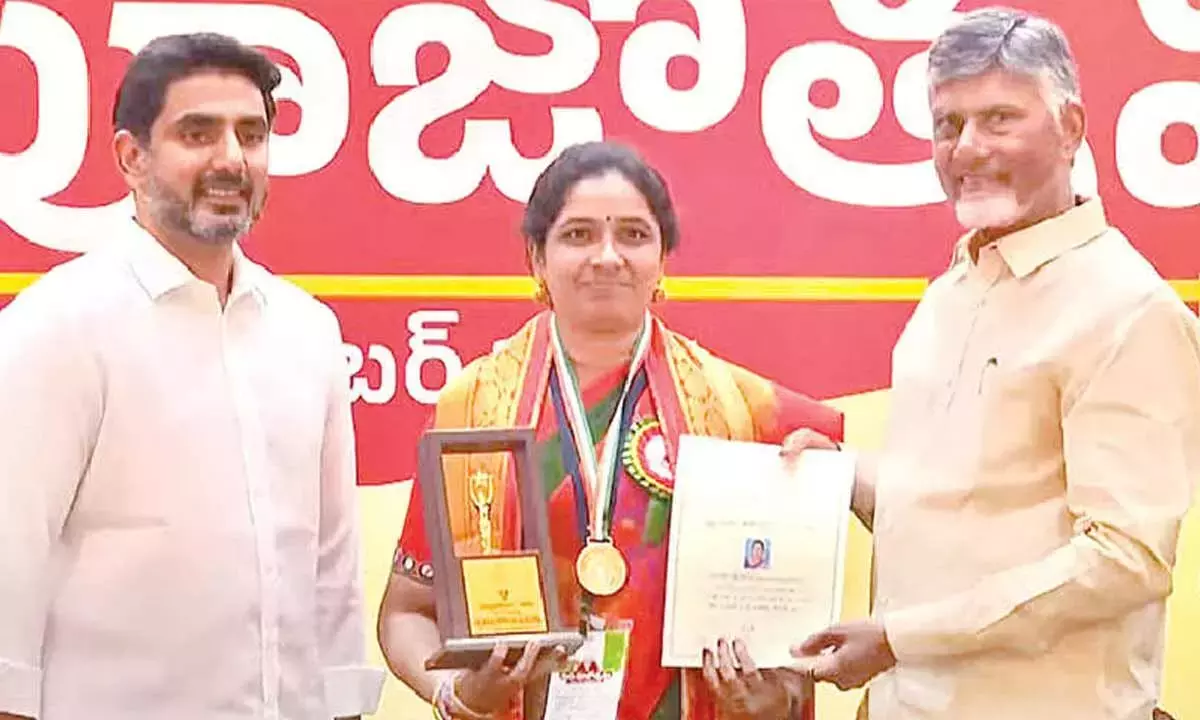 Andhra: डॉ. बी अनुषा को मुख्यमंत्री से सर्वश्रेष्ठ शिक्षक का पुरस्कार मिला