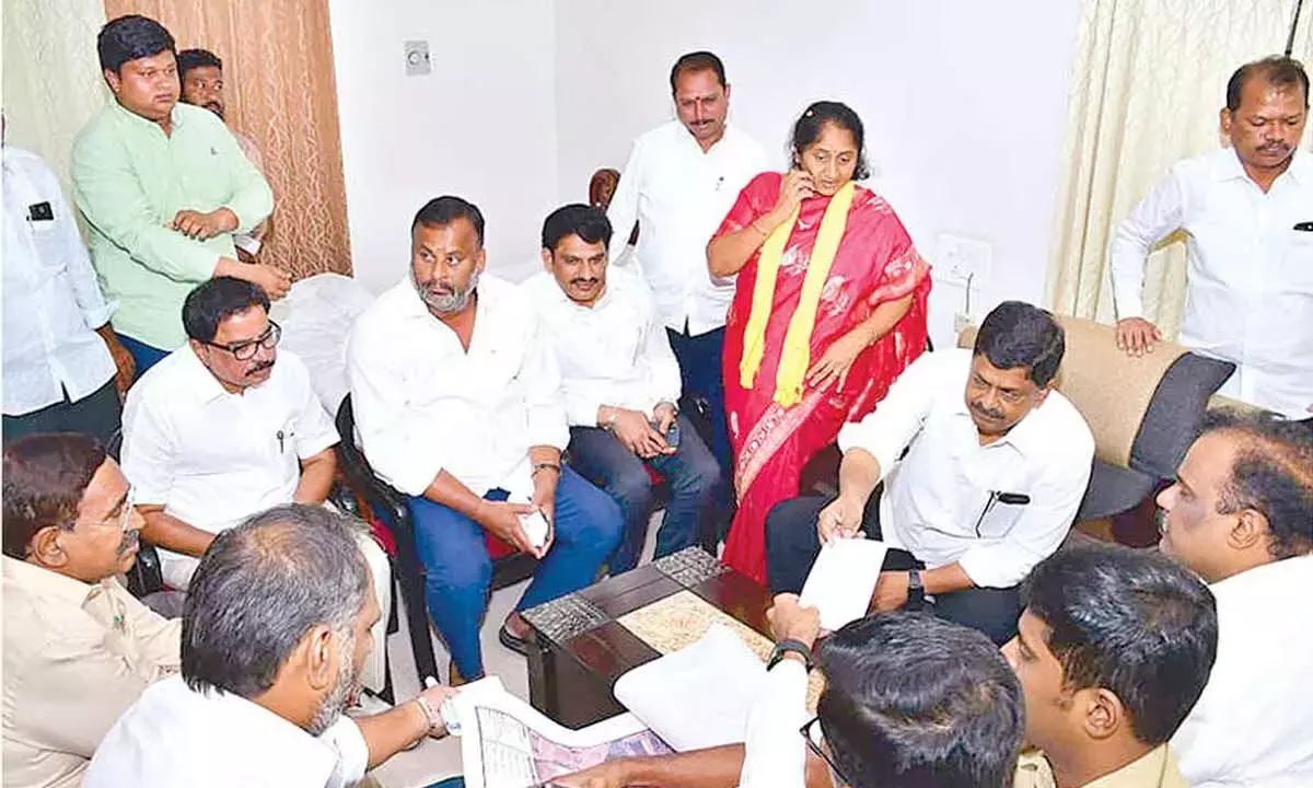 Andhra: मंत्रियों, विधायकों अमिलिनेनी ने मुख्यमंत्री की जनसभा की व्यवस्थाओं पर चर्चा की