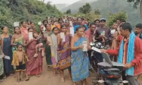Odisha: कॉल या इंटरनेट के लिए ग्रामीणों को रोज़ाना 2-3 किलोमीटर चलना पड़ता है