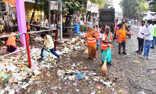 गणेश विसर्जन के बाद GHMC ने शहर भर में सफाई अभियान शुरू किया गणेश विसर्जन के बाद GHMC ने शहर भर में सफाई अभियान शुरू किया
