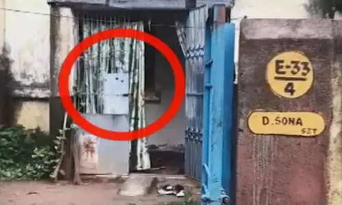 Jharsuguda: रेलवे कॉलोनी में देर रात बदमाशों ने एक घर को बनाया निशाना Jharsuguda: रेलवे कॉलोनी में देर रात बदमाशों ने एक घर को बनाया निशाना