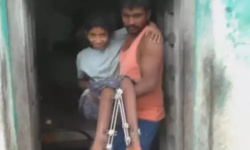 Odisha: एक नाबालिग लड़की गंभीर बीमारी से पीड़ित Odisha: एक नाबालिग लड़की गंभीर बीमारी से पीड़ित