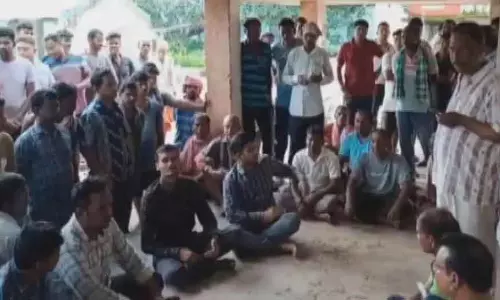 Bargarh: यूरिया वितरण को लेकर किसानों में आक्रोश, डीलरों पर जमाखोरी का आरोप