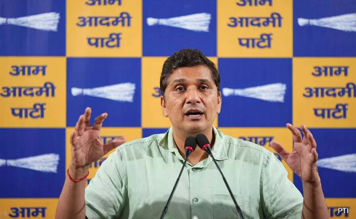AAP का भाजपा पर पलटवार: केजरीवाल पंजाब में, स्वयंसेवक मदद में जुटे