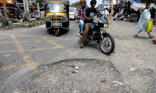 Amritsar: गड्ढों वाली सड़कें यात्रा को दुःस्वप्न बनाती