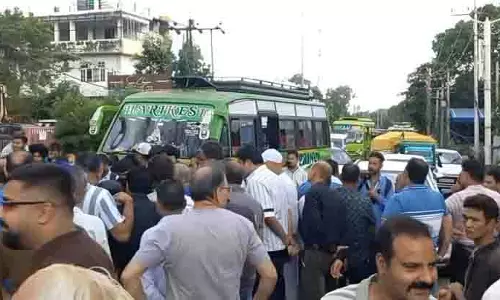 Jammu में पानी और बिजली संकट के खिलाफ लोगों ने बीसी रोड जाम किया Jammu में पानी और बिजली संकट के खिलाफ लोगों ने बीसी रोड जाम किया